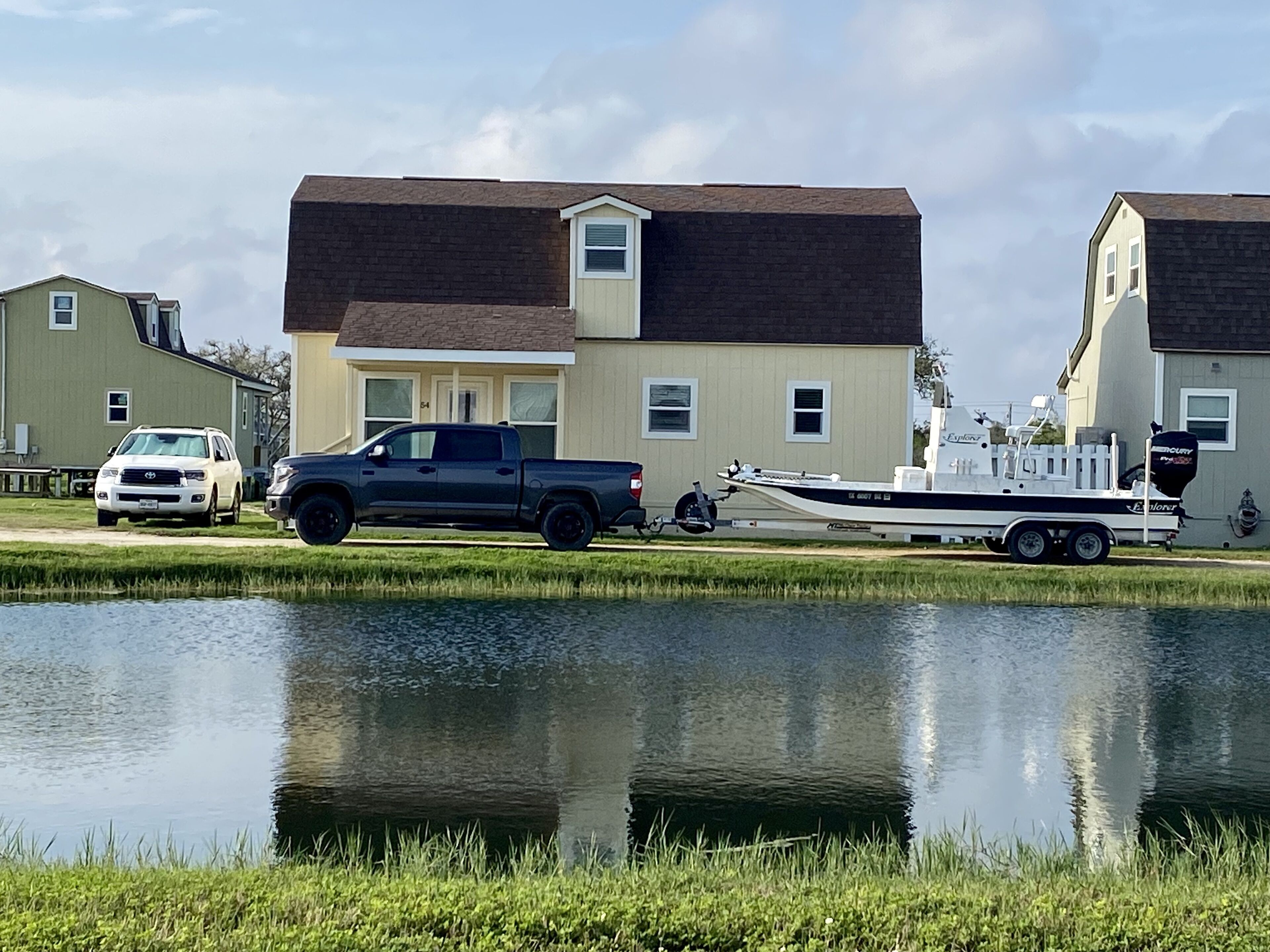 Una casa con un muelle y un barco.