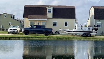 Una casa con un muelle y un barco.