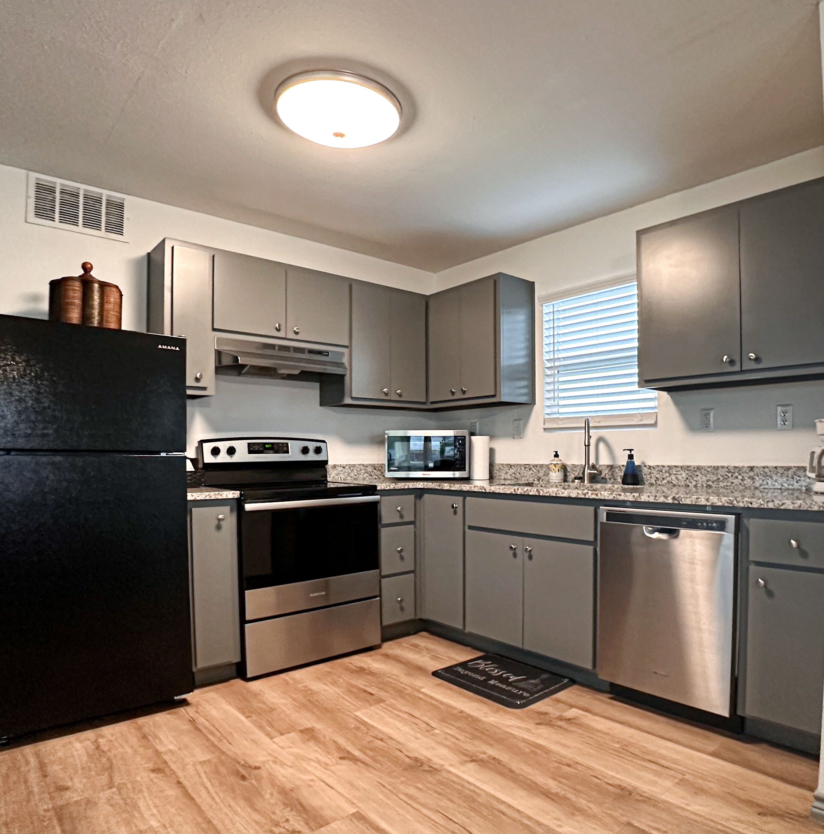 Refrigerador, microondas, horno y parrilla de estufa 