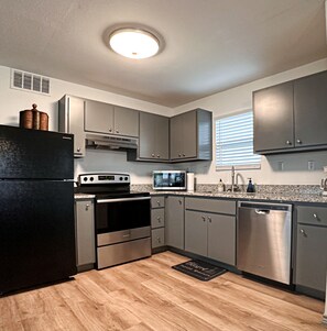 Réfrigérateur, micro-ondes, four, plaque de cuisson