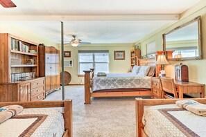 3 chambres, bureau, fer et planche à repasser, lit de bébé portatif