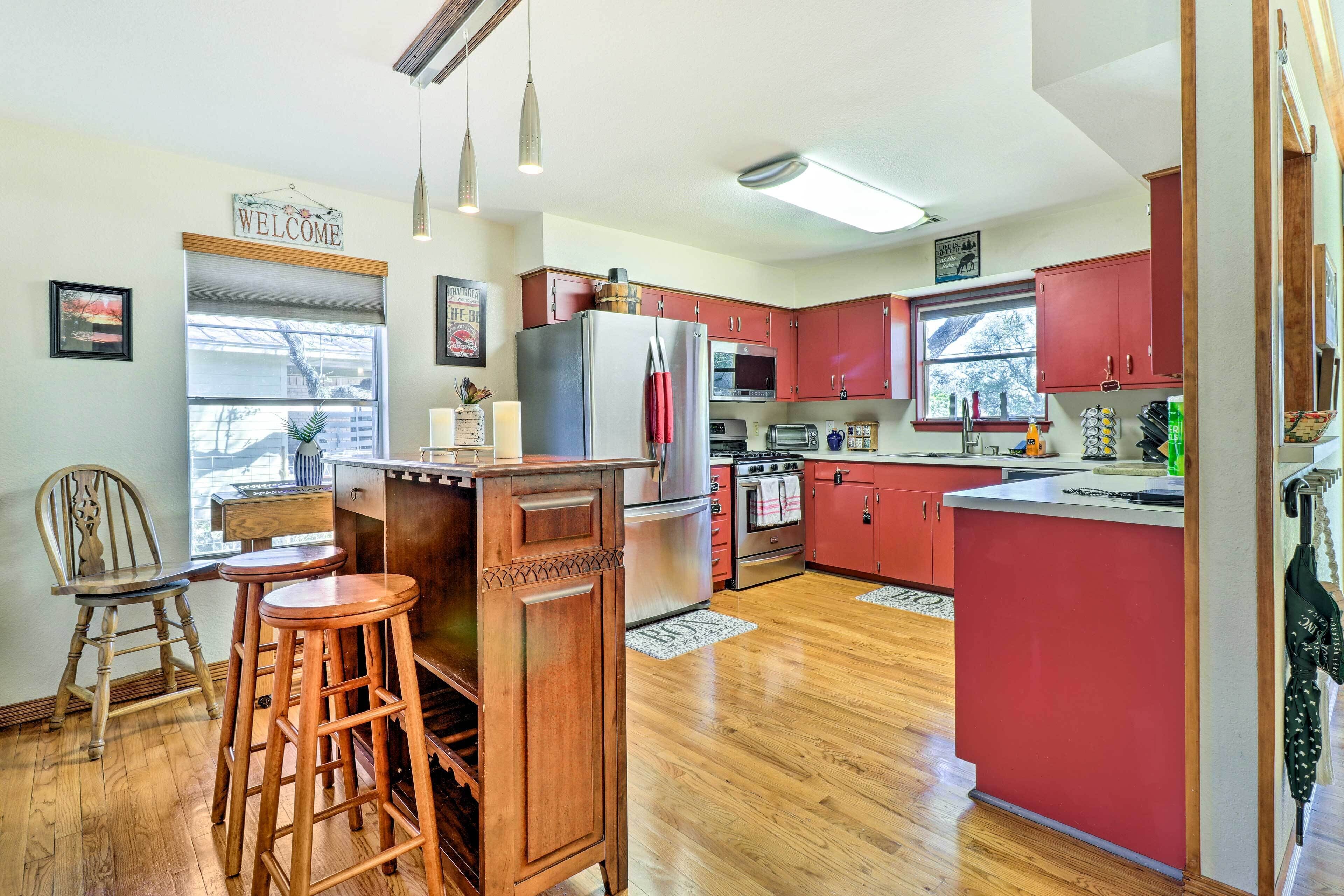 Fridge, microwave, stovetop, dishwasher