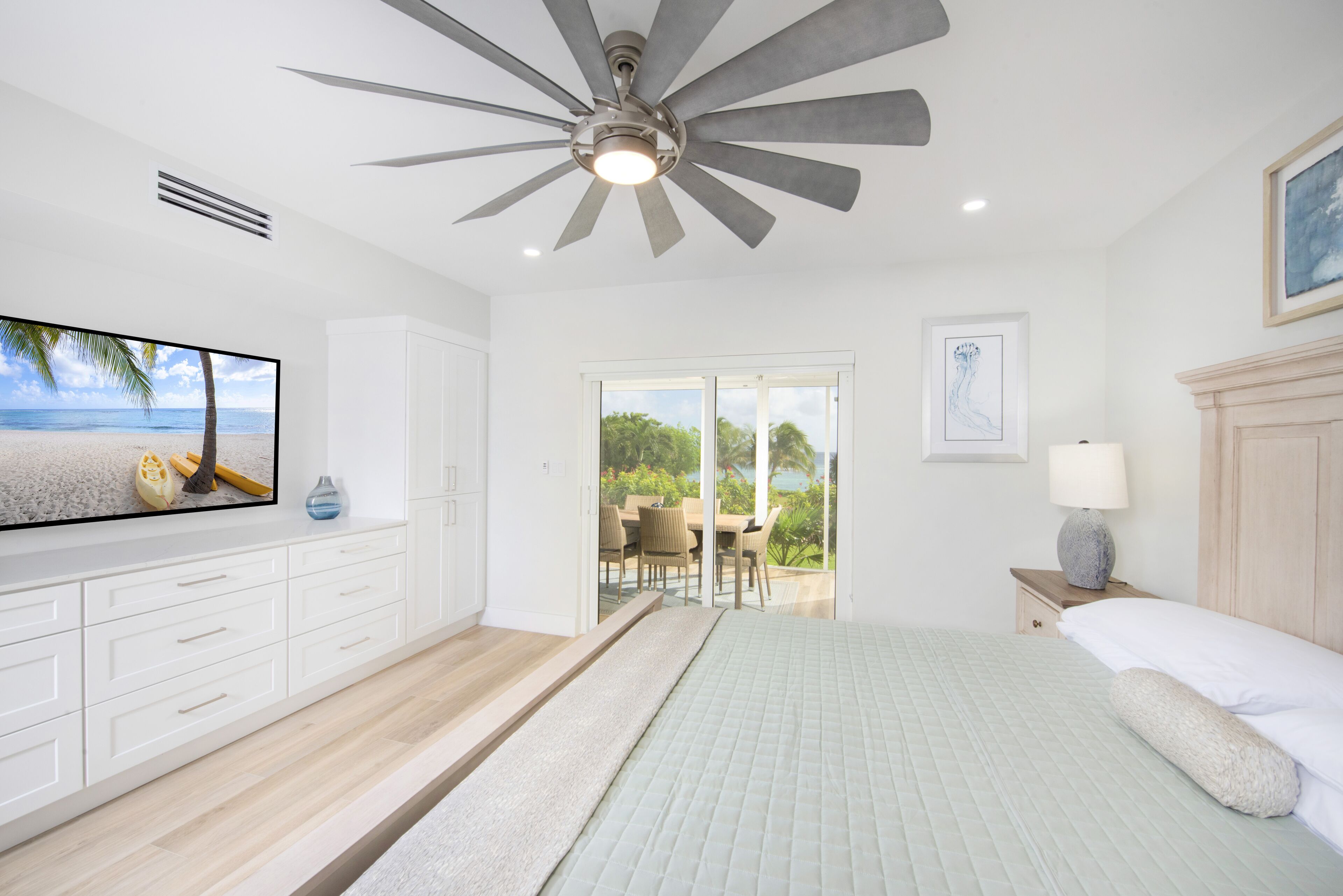 2 chambres, coffres-forts dans les chambres, fer et planche à repasser