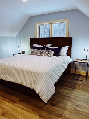 3 bedrooms, desk, iron/ironing board, travel cot