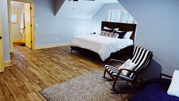 3 habitaciones, escritorio y tabla de planchar con plancha