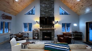 Smart TV, chimenea, reproductor de DVD, videoteca