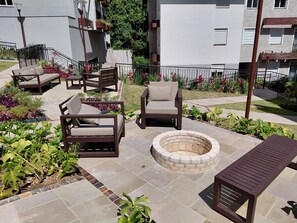 Terrace/patio - Apartment 4 minutes from the city center by car, sleeps up to 4 people, kids' area, heated pool, gym. (Gramado)