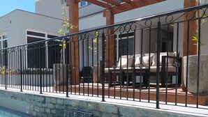 A swimming pool with a water feature, a wooden pergola, and a seating area with a sofa and chairs. - Top apartment, 4 minutes from the covered street by car, kids' area, heated pool, gym. (Gramado)