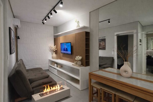Smart TV, fireplace
