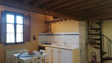 Frigorifero, forno, piano cottura, macchina per tè/caffè