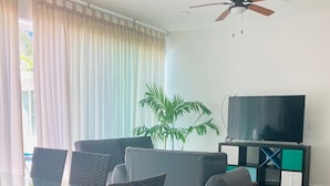 Villa | Living area | 32-inch Smart TV with satellite channels, TV - Residence Gran Palma (Acapulco)