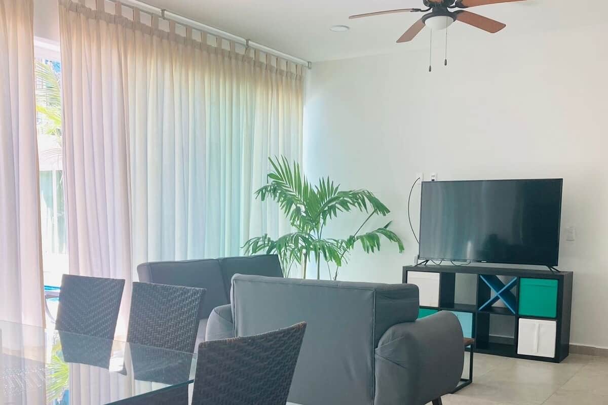 Villa | Área de sala de estar | Smart TV de 32 pulgadas con canales vía satélite y televisión