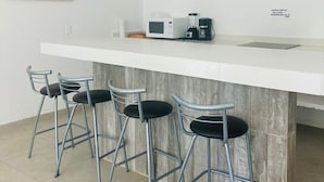 Villa | Private kitchen | Mini-fridge, microwave, blender, cleaning supplies - Residence Gran Palma (Acapulco)