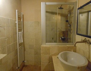 Dusche, Haartrockner, Bidet, Handtücher