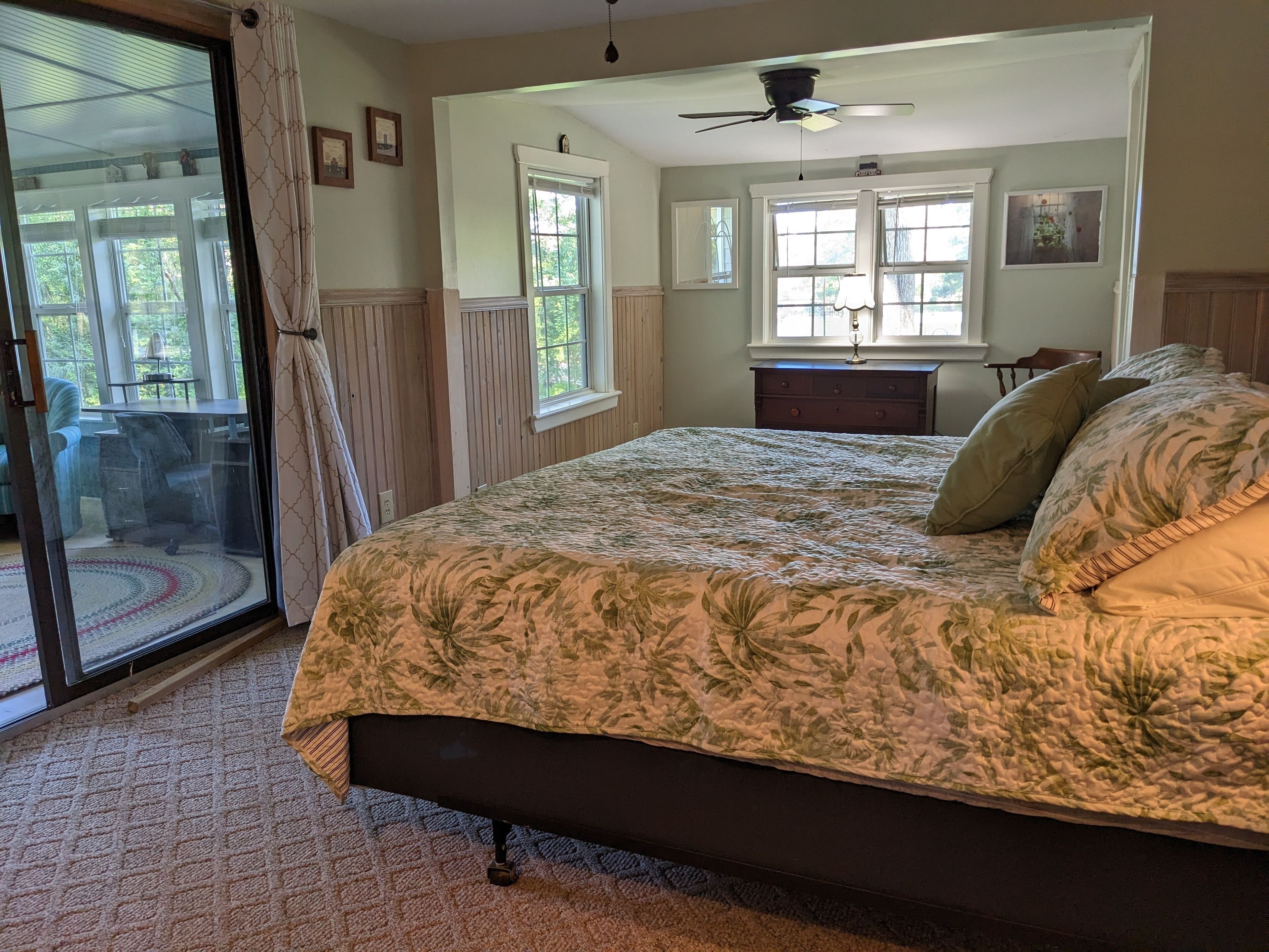 4 bedrooms, desk, WiFi, bed sheets
