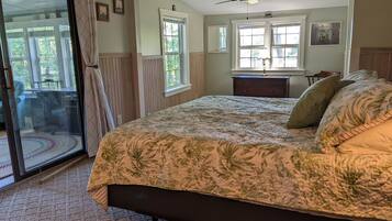4 bedrooms, desk, WiFi, bed sheets
