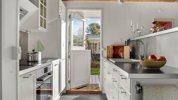 Fridge, oven, stovetop, coffee/tea maker