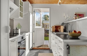 Fridge, oven, stovetop, coffee/tea maker