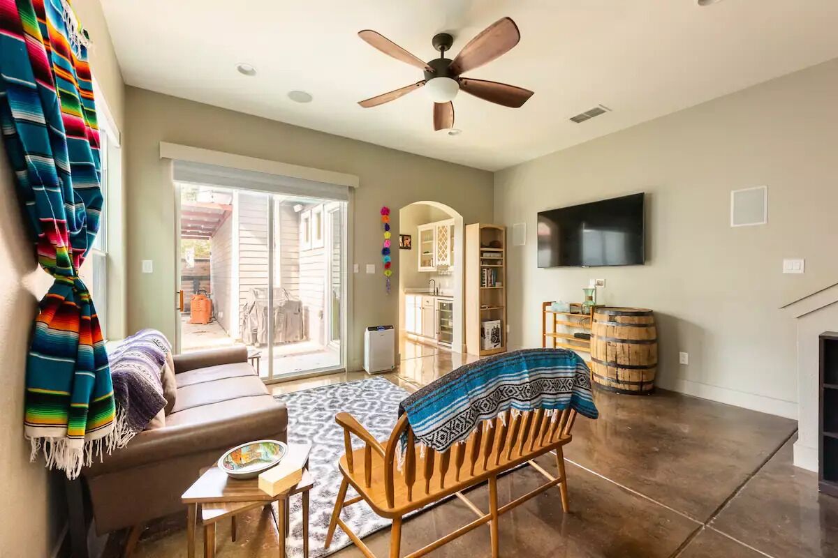 Clean Modern Downtown Town Home Near the Pearl, Riverwalk, Alamo, Pets Welcome.