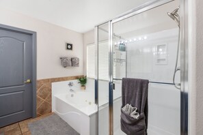 Dusche, Whirlpool, Haartrockner, Handtücher