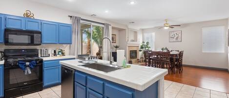 Refrigerador, microondas, horno, placa de cocina