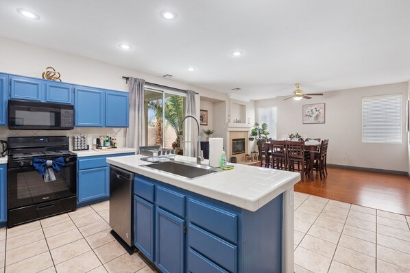 Fridge, microwave, oven, stovetop - 3000 SqFt House 8beds/3bath W/Heated Pool/Spa/BBQ 86"SmartTV/Games Strip/Airport (Las Vegas)