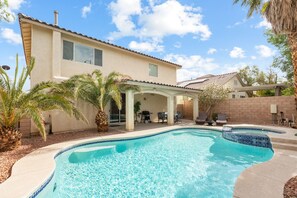 Utendørsbasseng og et oppvarmet basseng