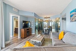 TV - BEWARE OF THE KRAKEN! Newly remodeled beach view 2 bedroom 2 bath with bunkroom! (Miramar Beach)