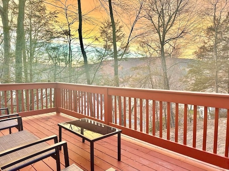 Property grounds. Chic Chalet River Views & Access