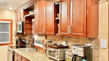 Frigorifero, microonde, forno, piano cottura