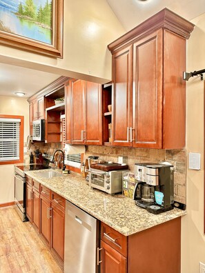 Fridge, microwave, oven, stovetop - ★Chic Chalet River Views & Access★ (Montague)