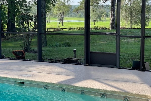 Piscina a l'aire lliure i piscina climatitzada