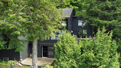 Moon River Cottage Sanctuary With Private Beach in Bala!