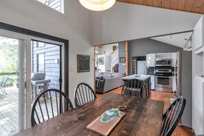 Dining - Moon River Cottage Sanctuary With Private Beach in Bala! (MacTier)