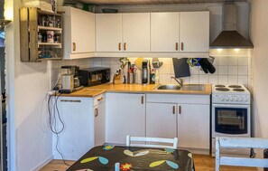 Frigorífico, microondas, placa de cocina y cafetera o tetera