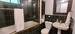 Regadera, toallas, jabón, shampoo 