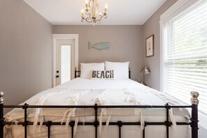 2 bedrooms, iron/ironing board, travel cot, free WiFi - Seabrook 2 Bedroom cottage with hot tub, pet friendly (Pacific Beach)