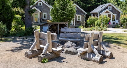 Seabrook 2 Bedroom cottage with hot tub, pet friendly