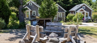 Seabrook 2 Bedroom cottage with hot tub, pet friendly