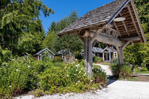 Exterior - Seabrook 2 Bedroom cottage with hot tub, pet friendly (Pacific Beach)