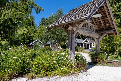 Seabrook 2 Bedroom cottage with hot tub, pet friendly