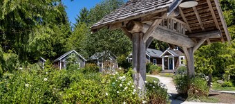 Seabrook 2 Bedroom cottage with hot tub, pet friendly