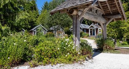 Seabrook 2 Bedroom cottage with hot tub, pet friendly