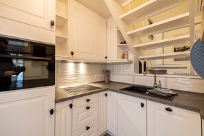 Réfrigérateur, un four, surface de cuisson, lave-vaisselle