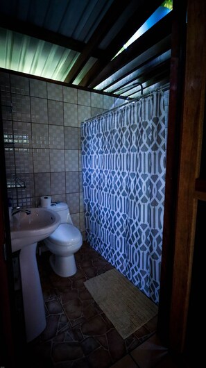 Shower, eco-friendly toiletries, towels, soap - Finca el encanto sierpe (Sierpe de osa)