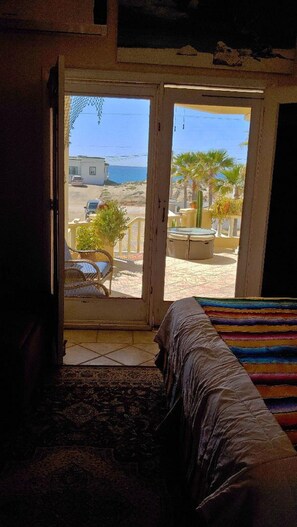 Tabla de planchar con plancha, wifi gratis y ropa de cama