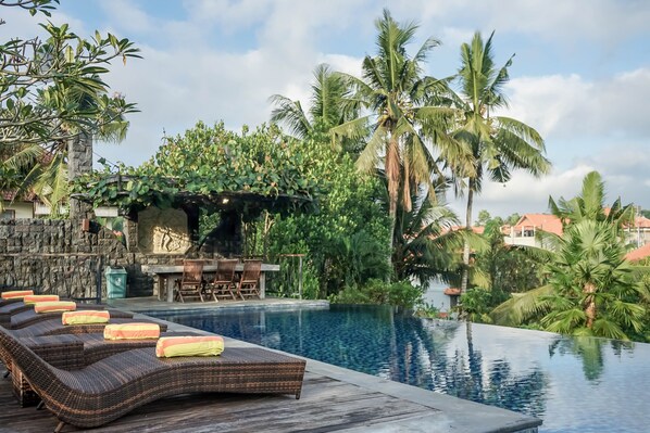 6 outdoor pools