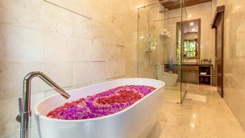 Luxe villa, 2 slaapkamers, niet-roken, uitzicht op vallei | Badkamer | Gratis toiletartikelen, een haardroger, badjassen, pantoffels