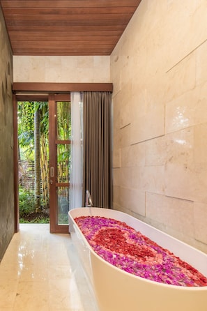 Luxury-Villa, 2 Schlafzimmer, Nichtraucher, Talblick | Badezimmer | Kostenlose Toilettenartikel, Haartrockner, Bademäntel, Hausschuhe