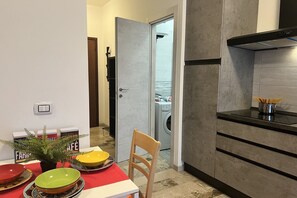 Refrigerador, horno, placa de cocina, cafetera/tetera